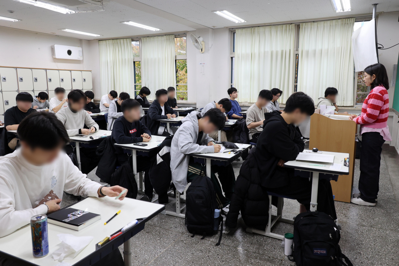 2025학년도 대학수학능력시험(수능)이 치러진 14일 오전 서울 서초구 반포고등학교에 마련된 고사장에서 수험생들이 시험을 준비하고 있다. [연합]
