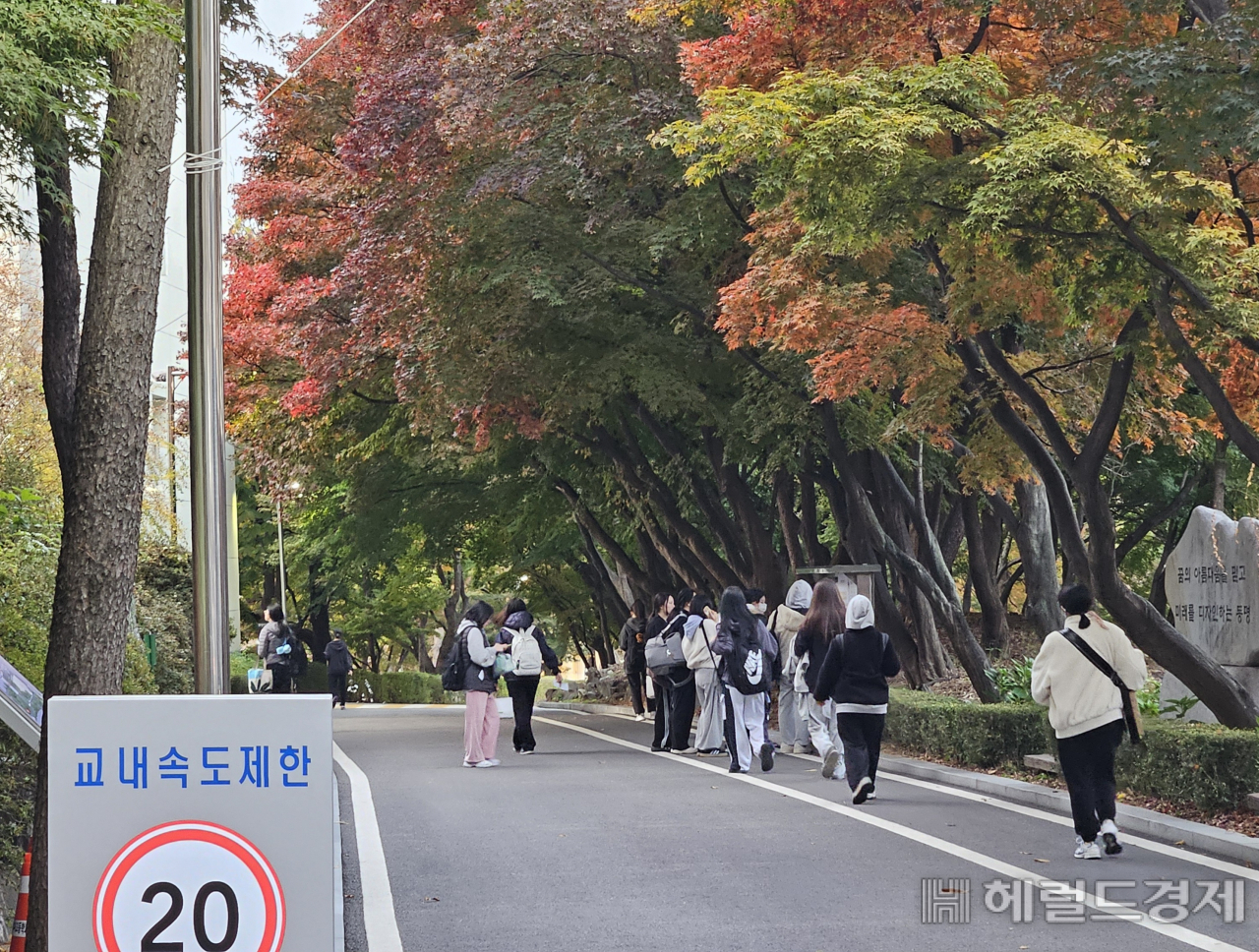 2025학년도 대학수학능력시험이 치러지는 14일 오전 서울 동명여고 시험장에 수험생들이 들어가고 있다. 이용경 기자