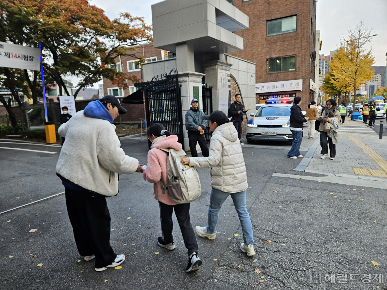 2025학년도 대학수학능력시험이 치러지는 14일 오전 서울 동명여고 시험장에 수험생들이 들어가고 있다. 이용경 기자
