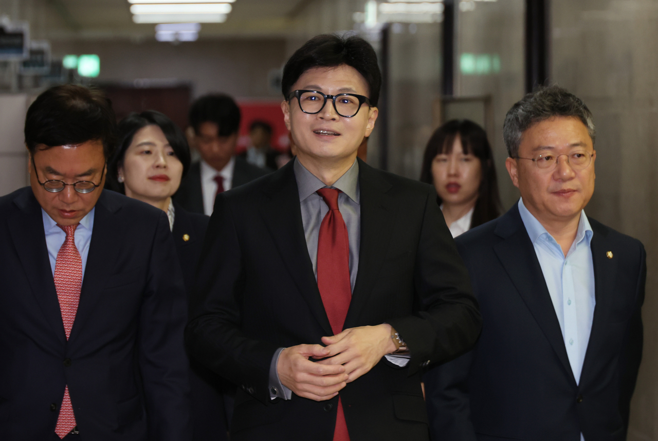 한동훈 국민의힘 대표가 14일 국회에서 열리는 최고위원회의에 입장하고 있다. [연합]
