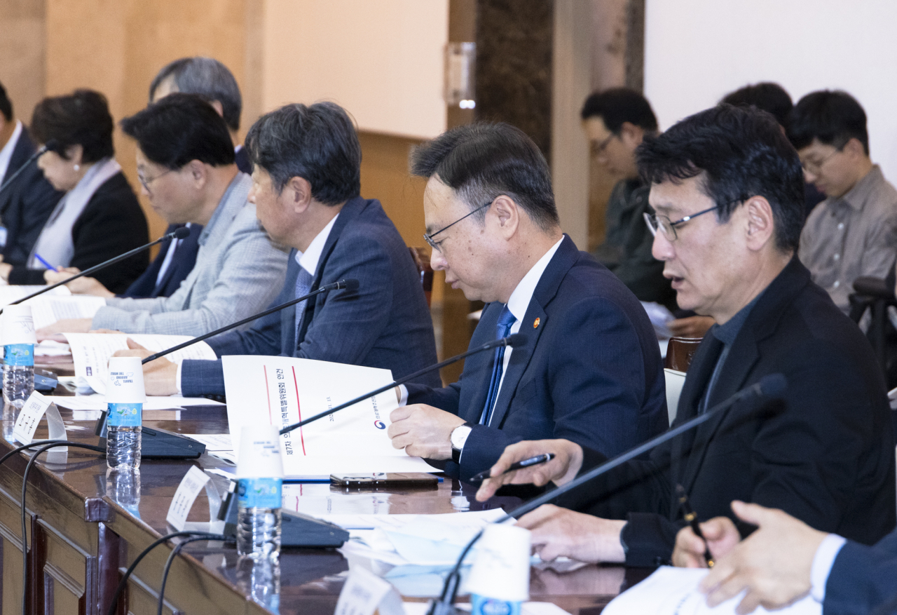 조규홍 보건복지부 장관이 13일 정부서울청사에서 열린 ‘제7차 의료개혁특별위원회’ 회의에 참석해 관련 자료를 살펴보고 있다. 이날 위원회는 지역·필수의료 강화를 위한 2차 의료 육성 및 일차의료 강화, 의료사고 안전망 강화 방안에 대해 논의했다.[보건복지부 제공]