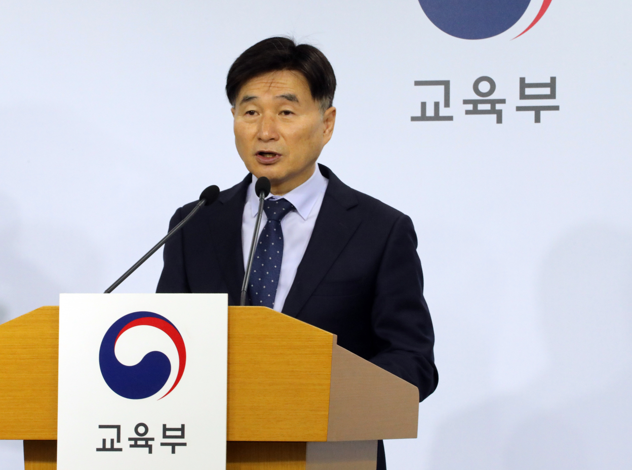 오승걸 한국교육과정평가원장이 14일 오전 정부세종청사 교육부 브리핑실에서 2025학년도 수학능력시험과 관련한 설명을 하고 있다. [연합]