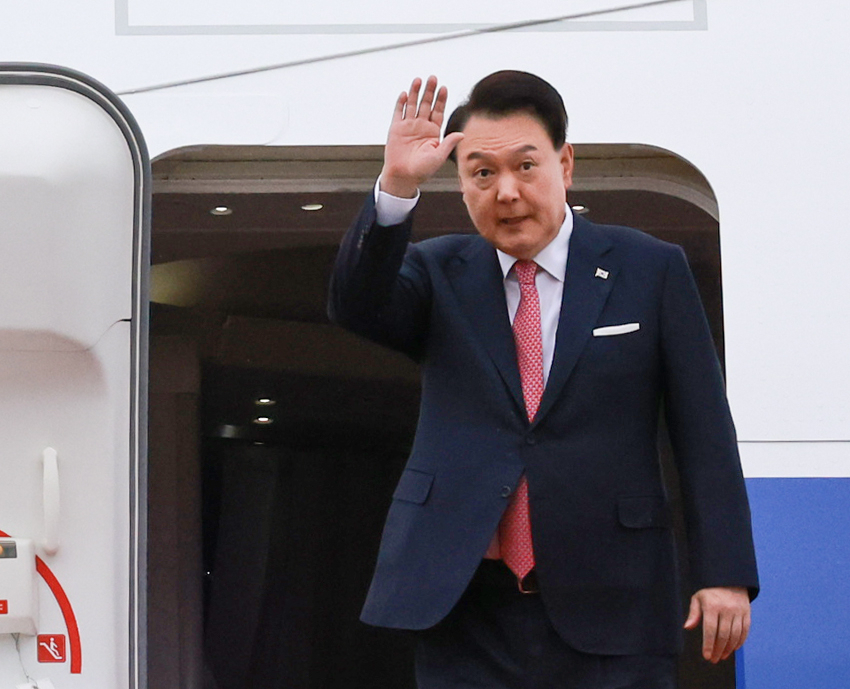 윤석열 대통령이 14일 성남 서울공항에서 31차 아시아태평양경제협력체(APEC) 및 19차 주요 20개국(G20) 정상회의 참석을 위해 출국하며 전용기인 공군 1호기에 올라 인사하고 있다. 김건희 여사는 이번 순방에 동행하지 않았다. [연합]