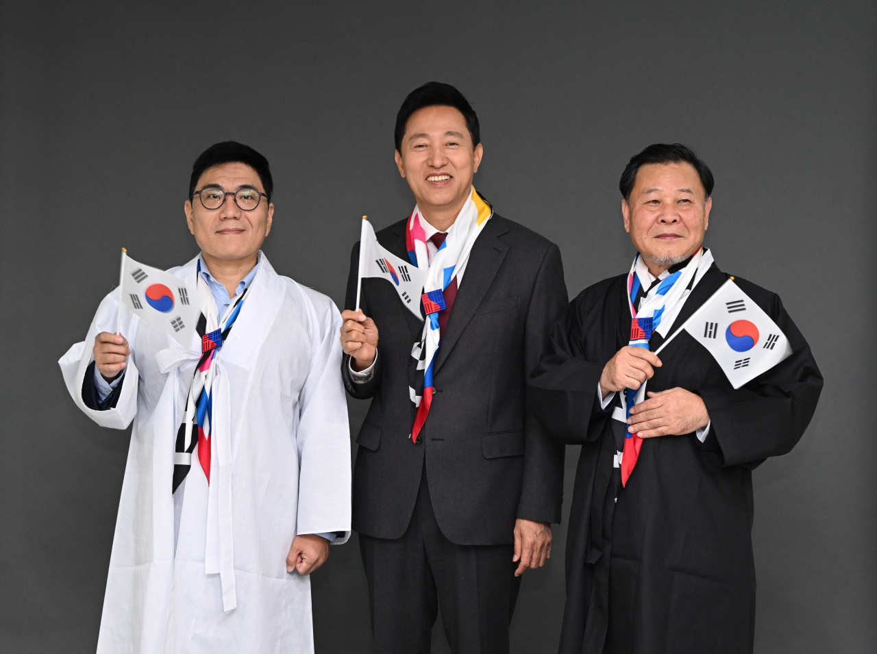 오세훈 서울시장(가운데)이 14일 서울시청에서 열린 '광복 80주년 기념 사업 시민위원회 위촉식'에서 독립유공자 후손과 기념 촬영하고 있다. [서울시 제공]