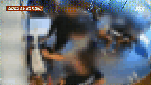 대전의 한 무인카페에서 고등학생들이 점주만 아는 비밀번호를 도용해 무료로 음료를 뽑아 마시는 모습. [JTBC '사건반장' 영상 갈무리]