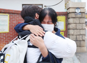 Suneung retakes hit record amid med school expansion