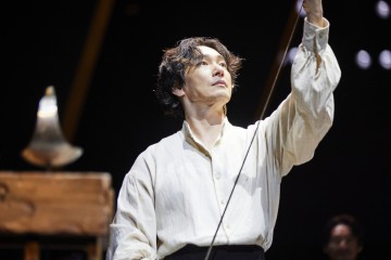 [Herald Review] Cho Seung-woo takes ‘Hamlet’ crown