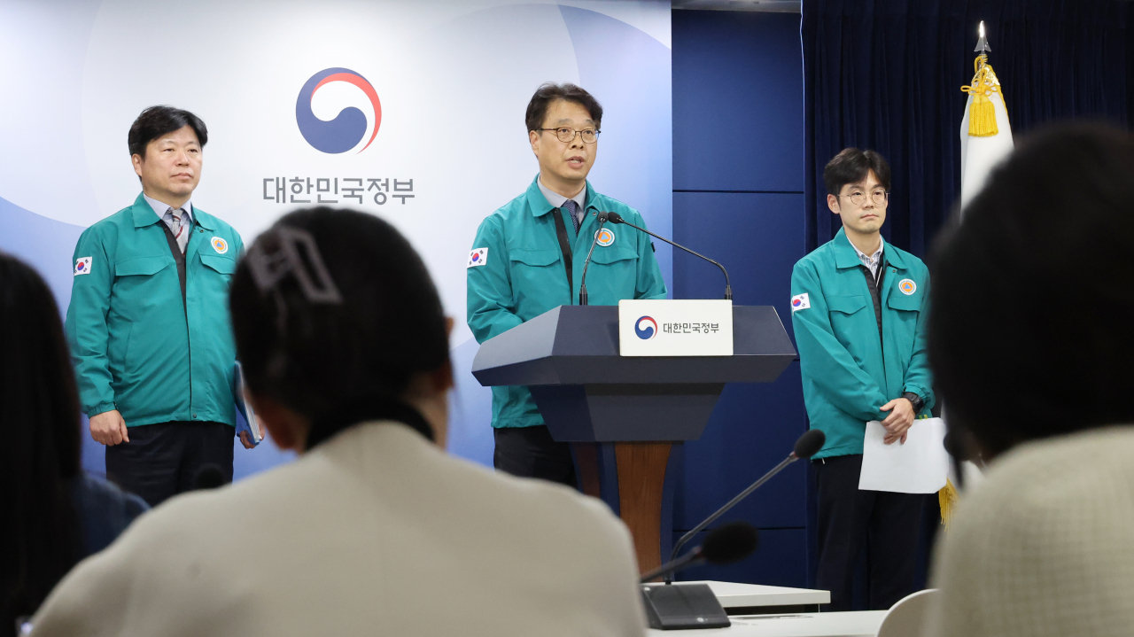 최규석 병무청 차장이 14일 정부서울청사에서 의무사관후보생 입영의향 조사와 관련해 브리핑하고 있다. [연합]