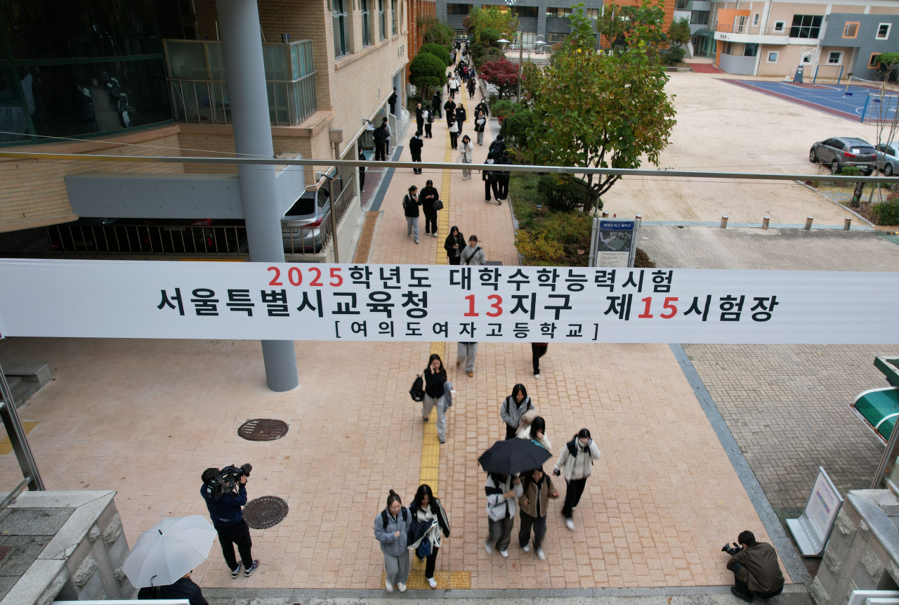 14일 서울 영등포구 여의도여자고등학교에서 2025학년도 대학수학능력시험(수능)을 마친 수험생들이 시험장 밖으로 나서고 있다. [연합]