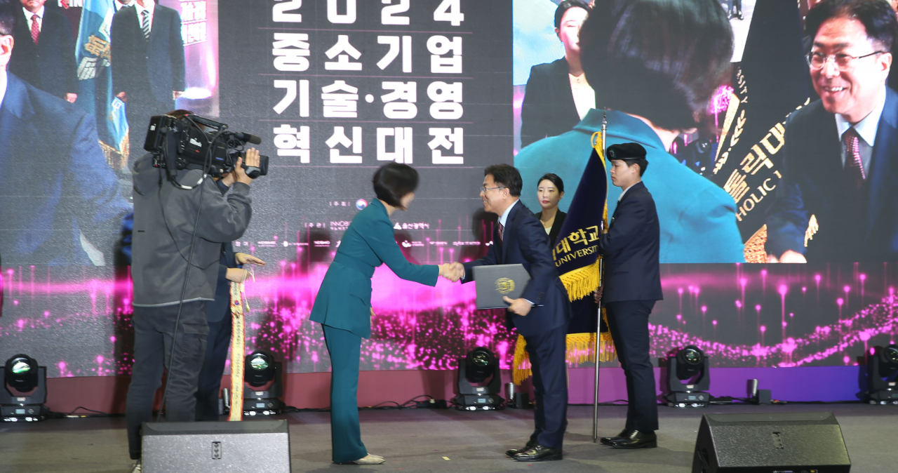 2024중소기업 기술·경영 혁신대전에서 성한기 총장(오른쪽)이 오영주 중소벤처기업부장관에게 대통령 표창을 받고 있다.[대구가톨릭대 제공]