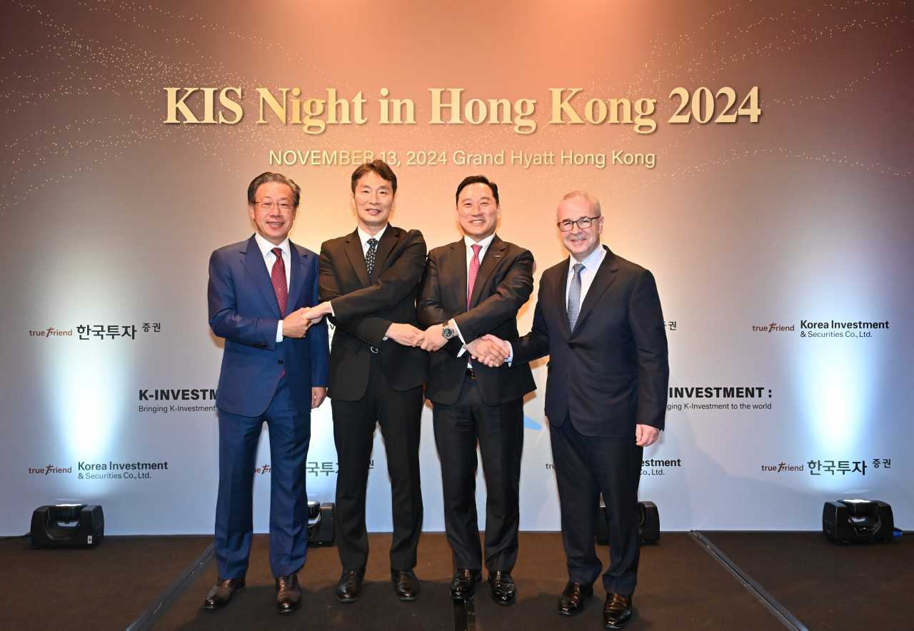 한국투자증권은 지난 13일 홍콩에서 IR행사 'KIS 나잇(KIS Night in Hongkong 2024)'을 개최했다. 엑스디 양(왼쪽부터) 칼라일 아시아 회장, 이복현 금융감독원장, 김성환 한국투자증권 사장, 케빈 스니더 골드만삭스 아시아태평양본부 회장이 악수를 하며 기념 촬영하고 있다. [한국투자증권]
