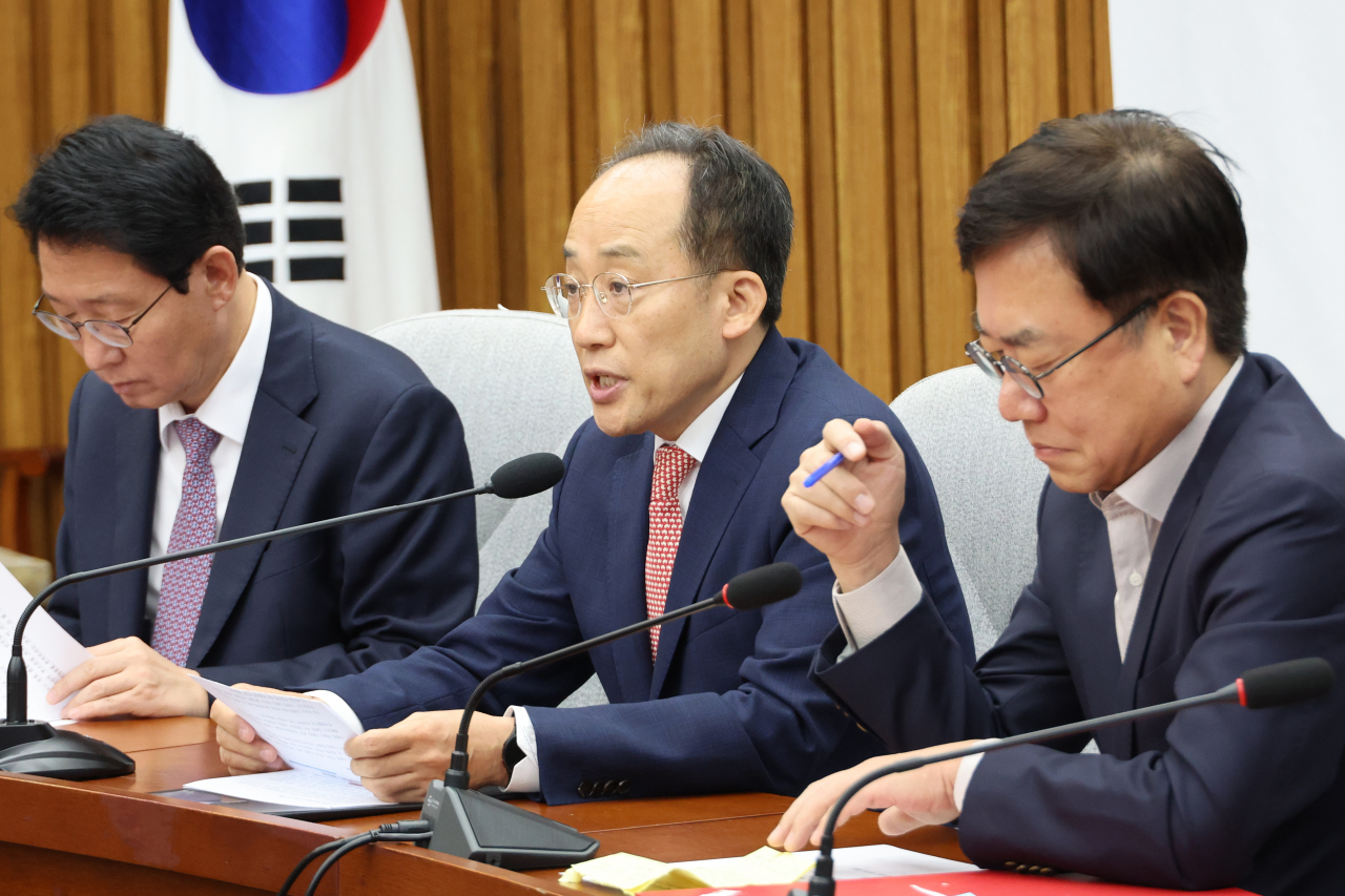 추경호(가운데) 국민의힘 원내대표가 15일 오전 서울 여의도 국회에서 열린 원내대책회의에서 발언하고 있다. [연합]