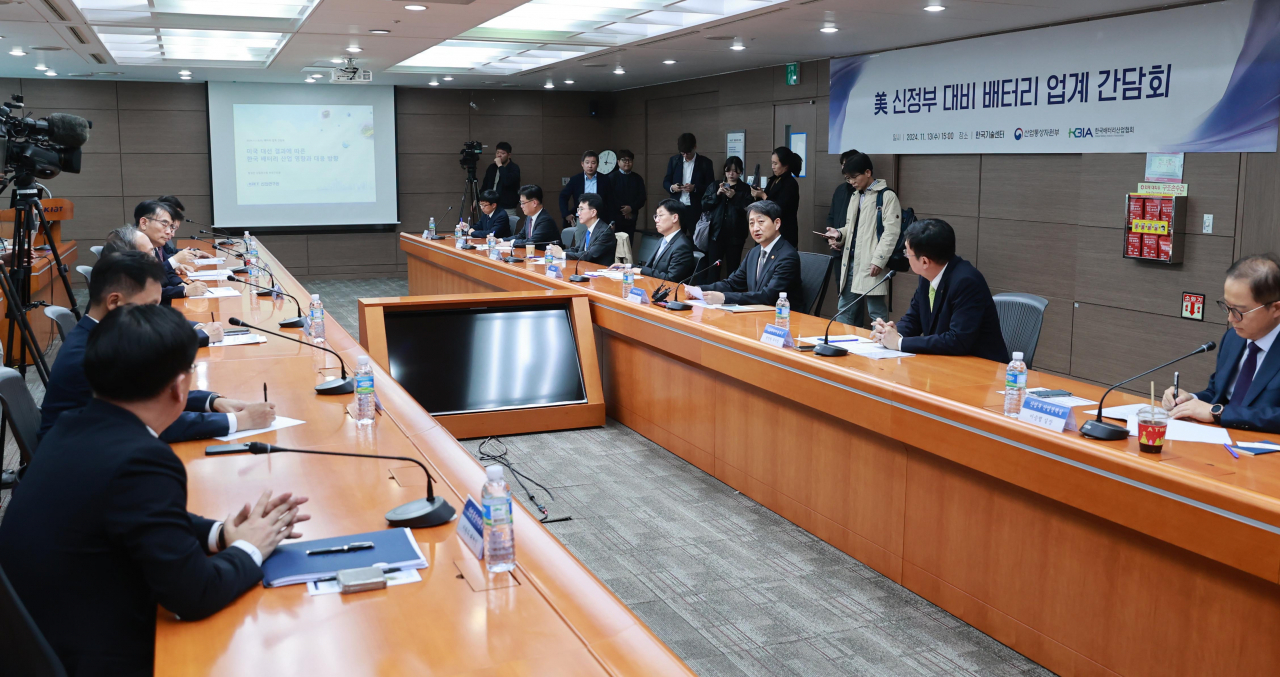 안덕근 산업통상자원부 장관이 지난13일 서울 강남구 한국산업기술진흥원 대회의실에서 열린 '미국 신정부 대비 배터리 업계 간담회'를 주재하고 있다. [연합]