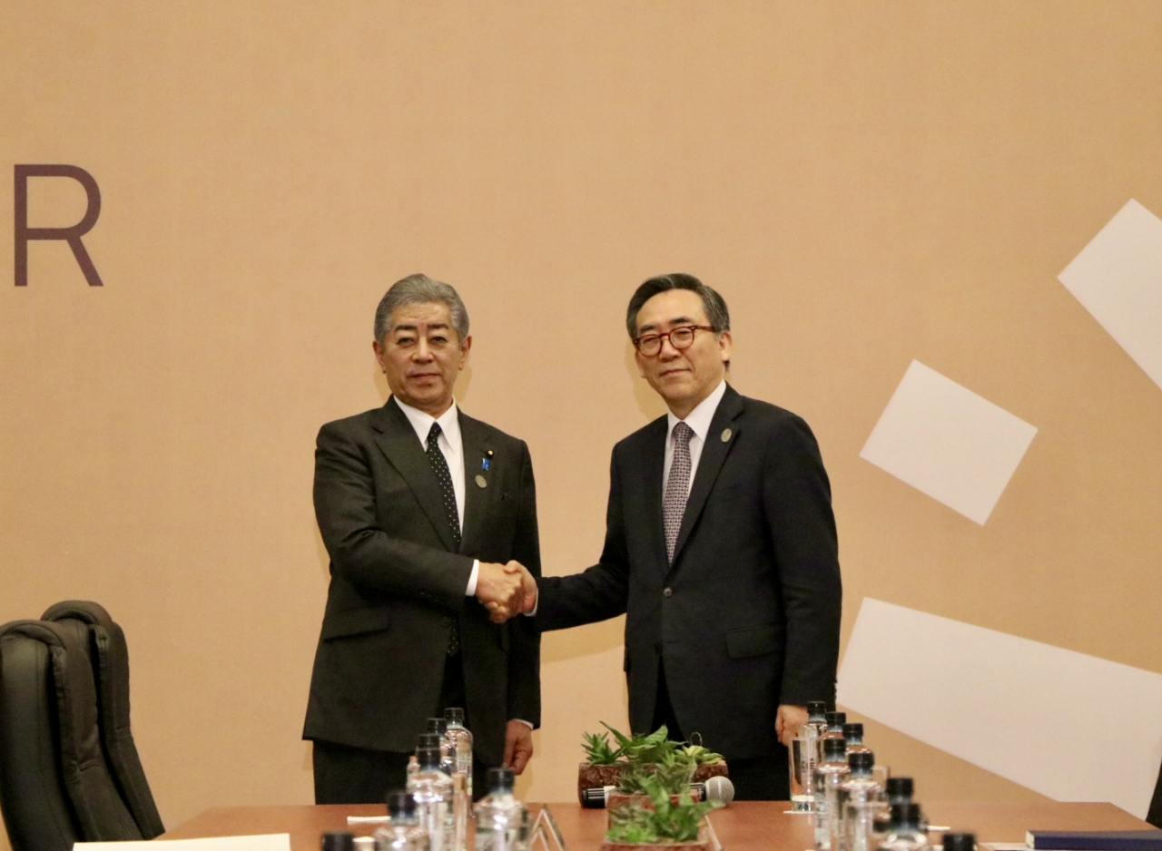 조태열 외교부 장관은 14일(현지시간) 아시아태평양경제협력체(APEC) 각료회의 계기에 페루 리마에서 이와야 다케시 일본 외무상과 만나 한일 외교장관회담을 갖고 한일관계와 북한·북핵문제 등에 대해 의견을 교환했다. [외교부 제공]