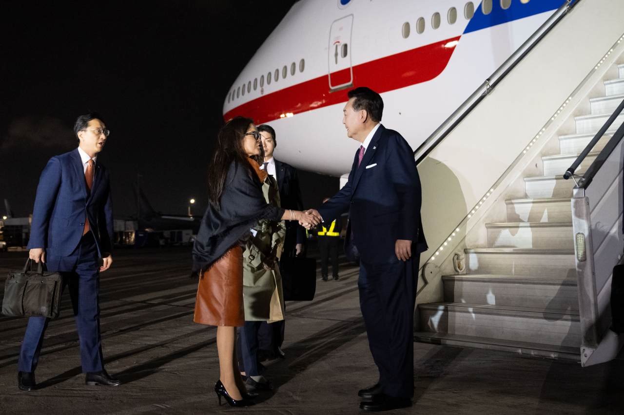 윤석열 대통령이 14일(현지시간) 페루 수도 리마에 도착해 아시아태평양경제협력체(APEC) 정상회의 일정에 돌입했다 윤 대통령이 이날 리마 제2공군비행단에 도착, 환영 인사와 악수하고 있다. [연합]