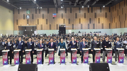 오영주(가운데) 중소벤처기업부 장관을 비롯한 주요 참석자들이 ‘2024 중소기업 기술·경영 혁신대전’ 개막 세리머니를 하고 있다. [중소벤처기업부 제공]
