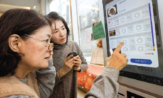 디지털 격차 ‘노년 소외’ 부추긴다