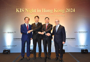 한국투자증권은 지난 13일 홍콩에서 IR행사 ‘KIS 나잇(KIS Night in Hongkong 2024)’을 개최했다. 엑스디 양(왼쪽부터) 칼라일 아시아 회장, 이복현 금융감독원장, 김성환 한국투자증권 사장, 케빈 스니더 골드만삭스 아시아태평양본부 회장이 악수를 하며 기념 촬영하고 있다. [한국투자증권]