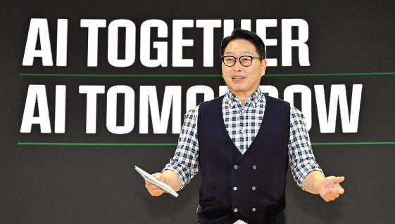 최태원 SK그룹 회장이 4일 오전 서울 강남구 코엑스에서 열린 SK AI SUMMIT 2024에서 ‘협력으로 만들어가는 AI 생태계’를 주제로 기조연설을 하고 있다.