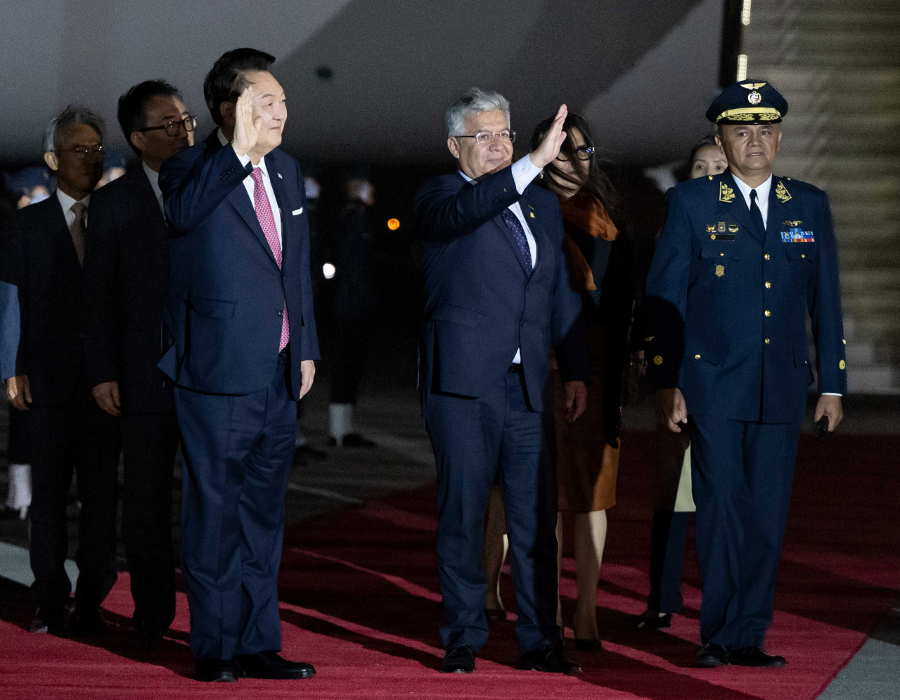 31차 아시아태평양경제협력체(APEC) 정상회의에 참석하는 윤석열 대통령이 14일(현지시간) 페루 리마 제2공군비행단에 도착해 전용기인 공군 1호기에서 내리며 인사하고 있다. [연합]