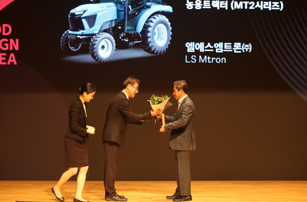 LS엠트론 트랙터 MT2 개발의 주역인 박성희(오른쪽) 트랙터사업본부 책임이 15일 굿 디자인 어워드에서 대상(대통령상)을 받고 있다. [LS엠트론 제공]