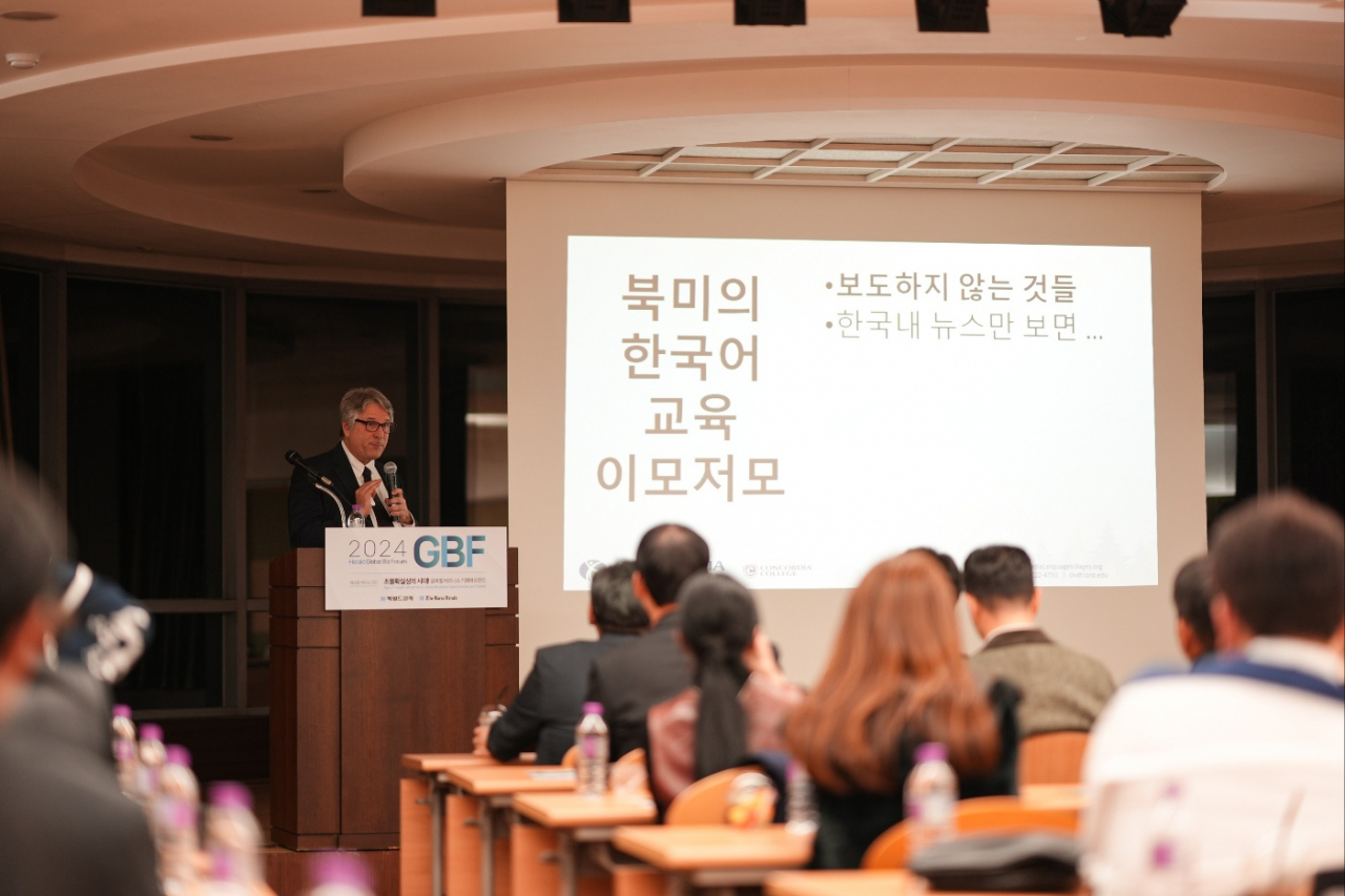 로스 킹 브리티시컬럼비아대 교수가 지난 13일 경기도 의왕시 시몬느 본사에서 진행된 코리아헤럴드의 최고위과정인 GBF 포럼에서 ‘한국기업이 해외 K-컬처 교육 인프라에 왜 투자를 해야할까?’라는 주제를 통해 강연을 하고 있다. 킹 교수는 한류 열풍으로 북미에서 한국어 교육에 대한 열기가 고조되고 있지만, 정작 한국 정부나 기업은 찔끔찔끔 후원을 할 뿐 적극적인 지원 정책이 없다며 가감없는 쓴소리를 내놨다. 사진=담다 스튜디오
