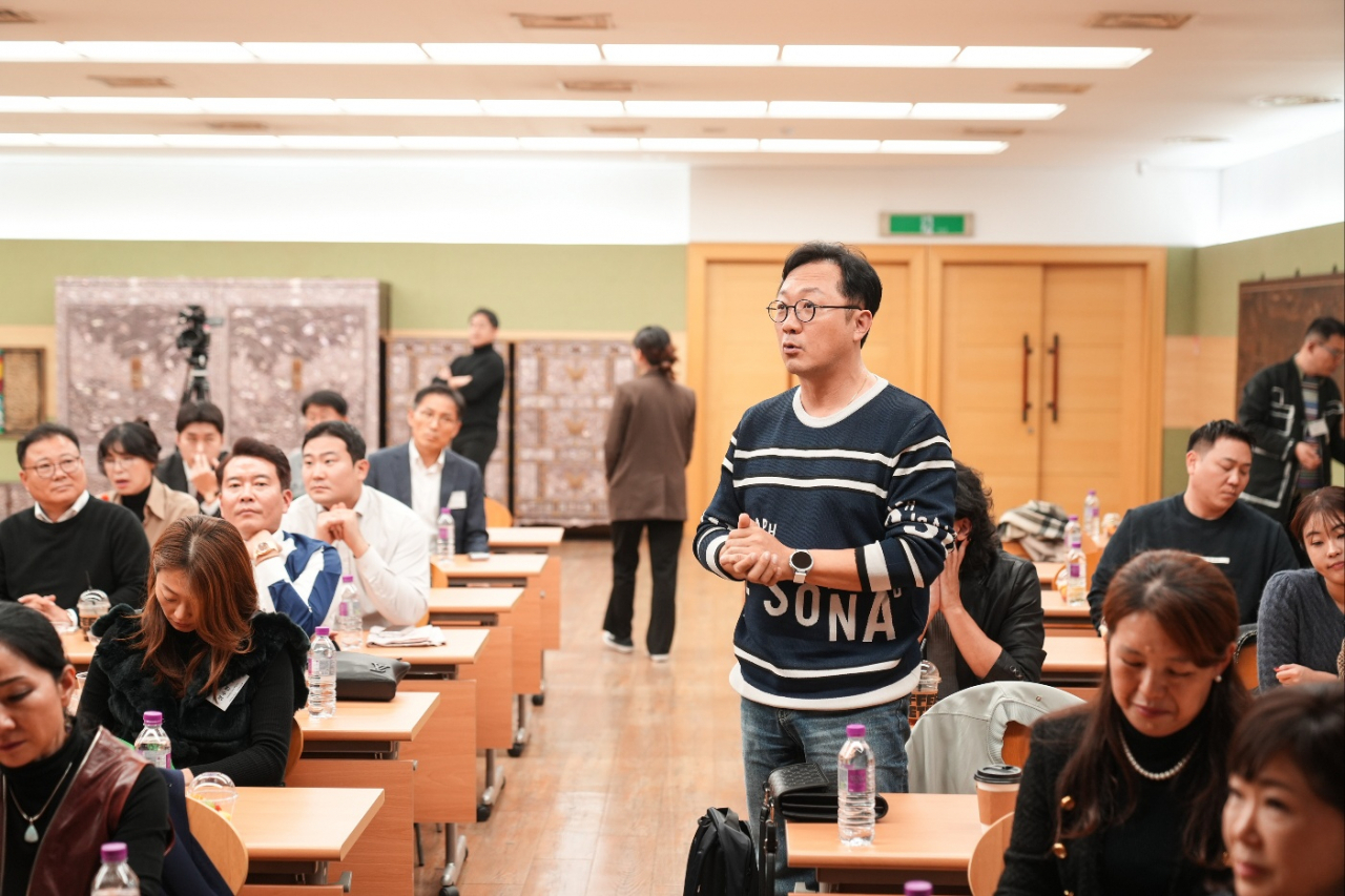 시몬느 본사에서 열린 GBF 강연에서 6기 원우인 안지환 성우가 주제발표자인 로스 킹 교수에게 “어떤 계기로 한국어를 배우게 됐는가” 등의 질문을 하고 있다. 이에 킹 교수는 “한마디로 운명의 장난이었죠”라고 답해 청중을 웃음바다로 이끌었다. 그는 80년대 독학으로 한국말을 배운 스토리와 이후 과정을 소개했다. 사진=담다 스튜디오