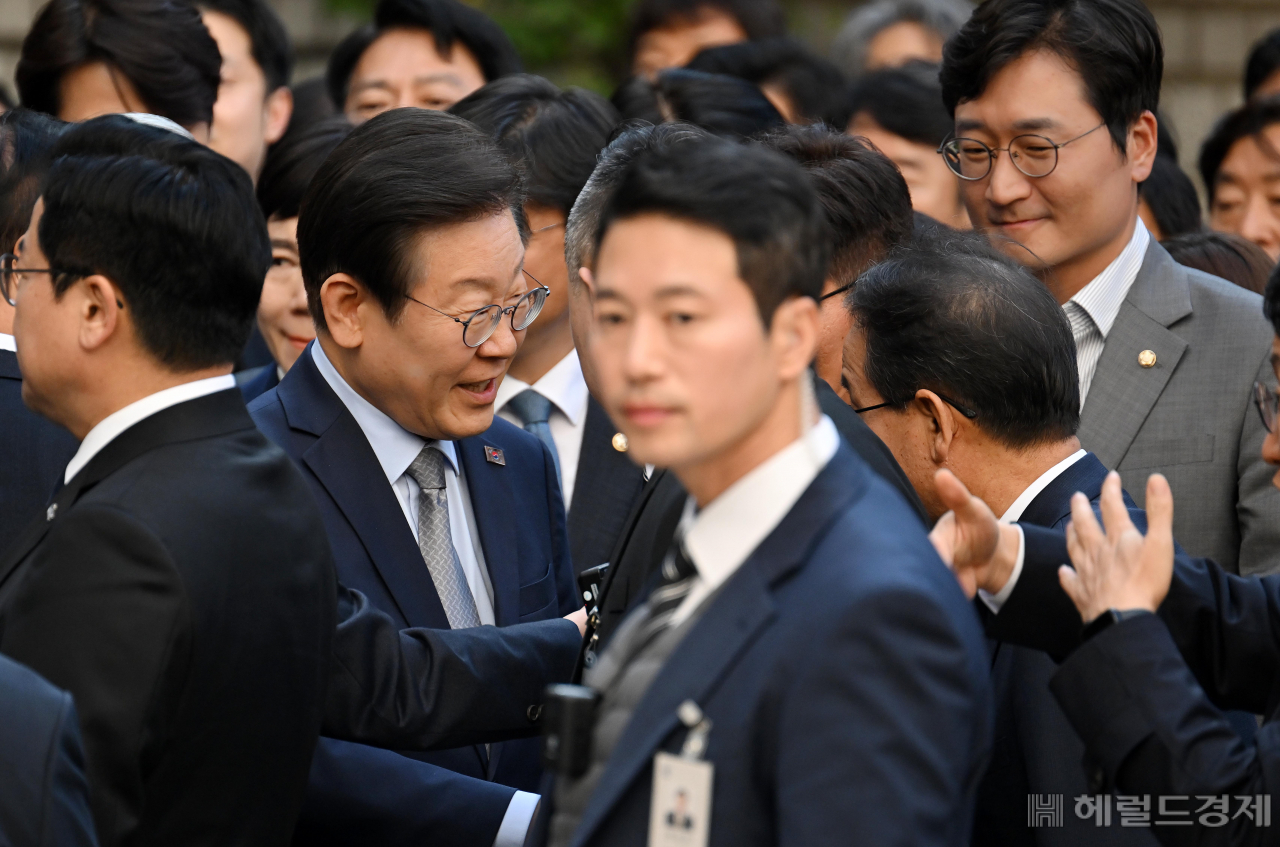 공직선거법상 허위 사실 공표 혐의를 받는 이재명 더불어민주당 대표가 15일 오후 서울 서초구 서울중앙지법에서 열린 1심 선고공판에 출석하고 있다. 이상섭 기자