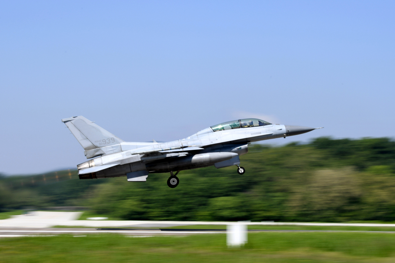 자료사진. 출격하는 공군 F-16. [공군 제공]