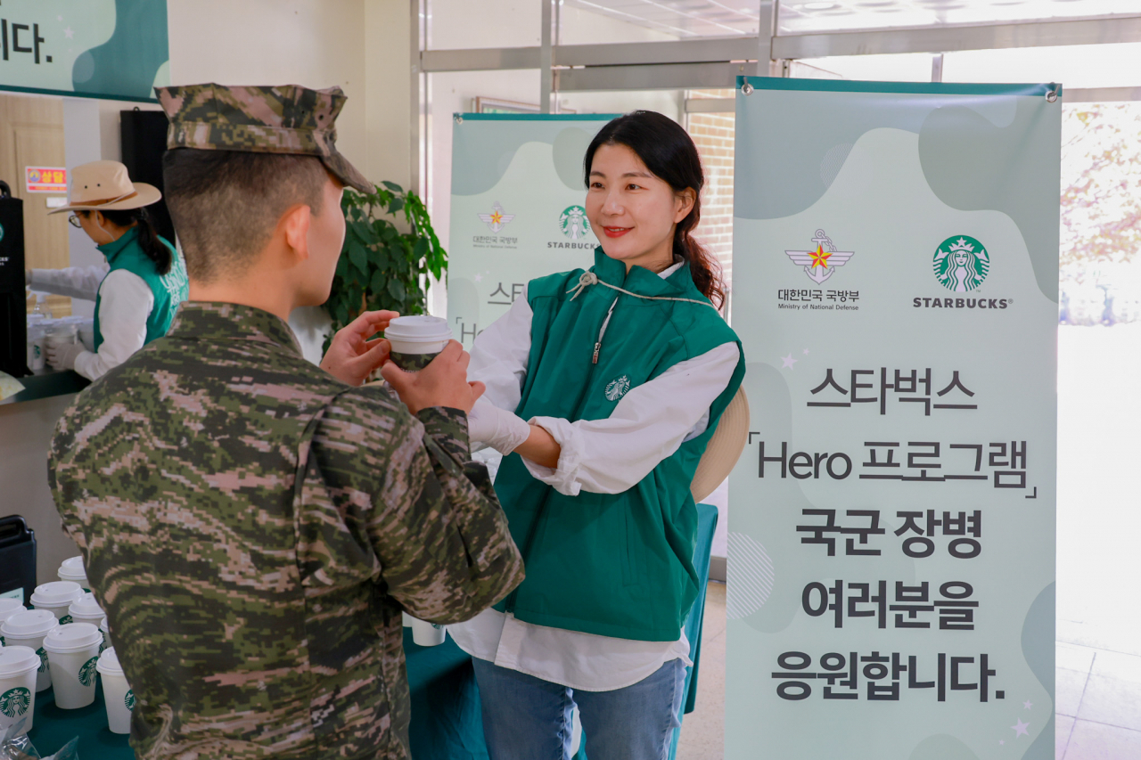 스타벅스가 해병대 제2사단에 커피를 전달하는 모습 [스타벅스 제공]