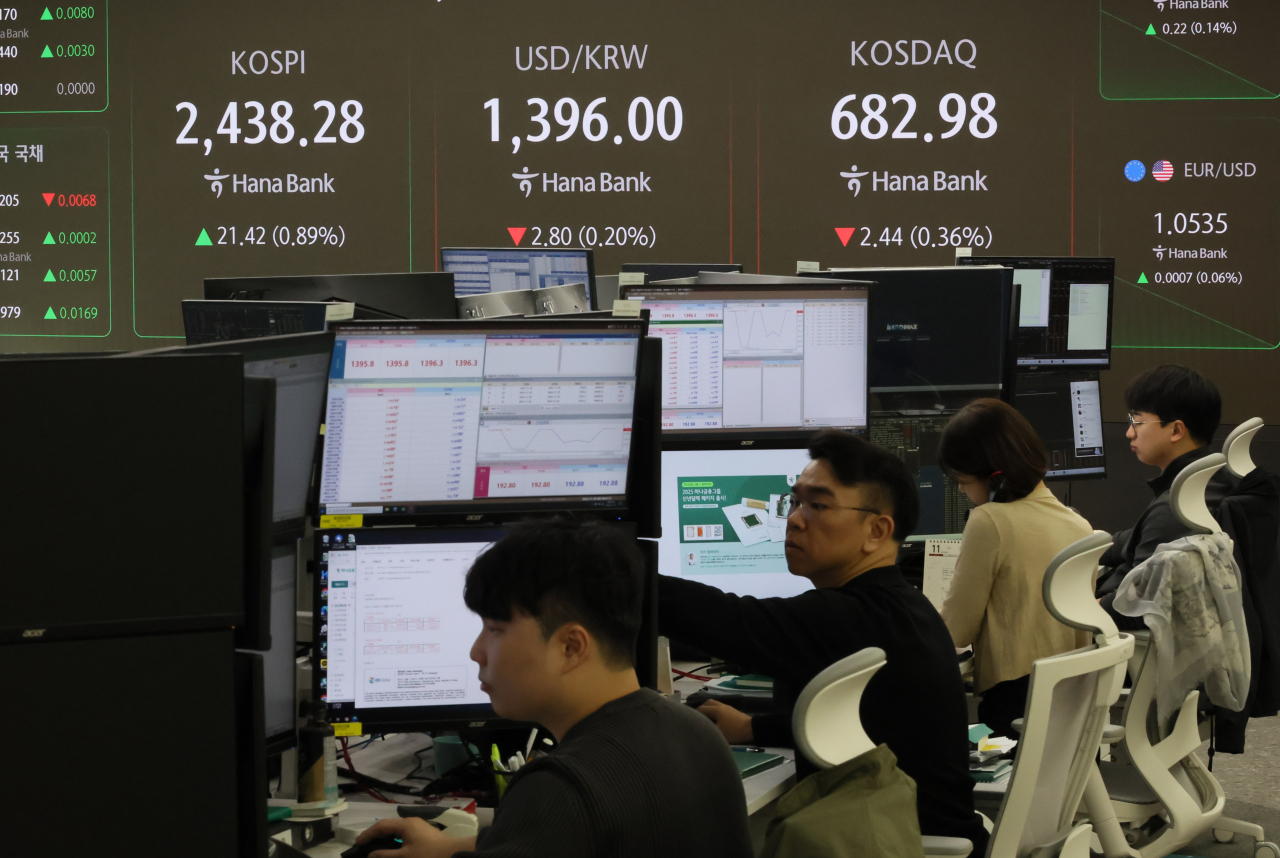 Officials check market trading situations at a dealing room of a Hana Bank branch in Seoul on Nov. 18, Monday. (Yonhap)