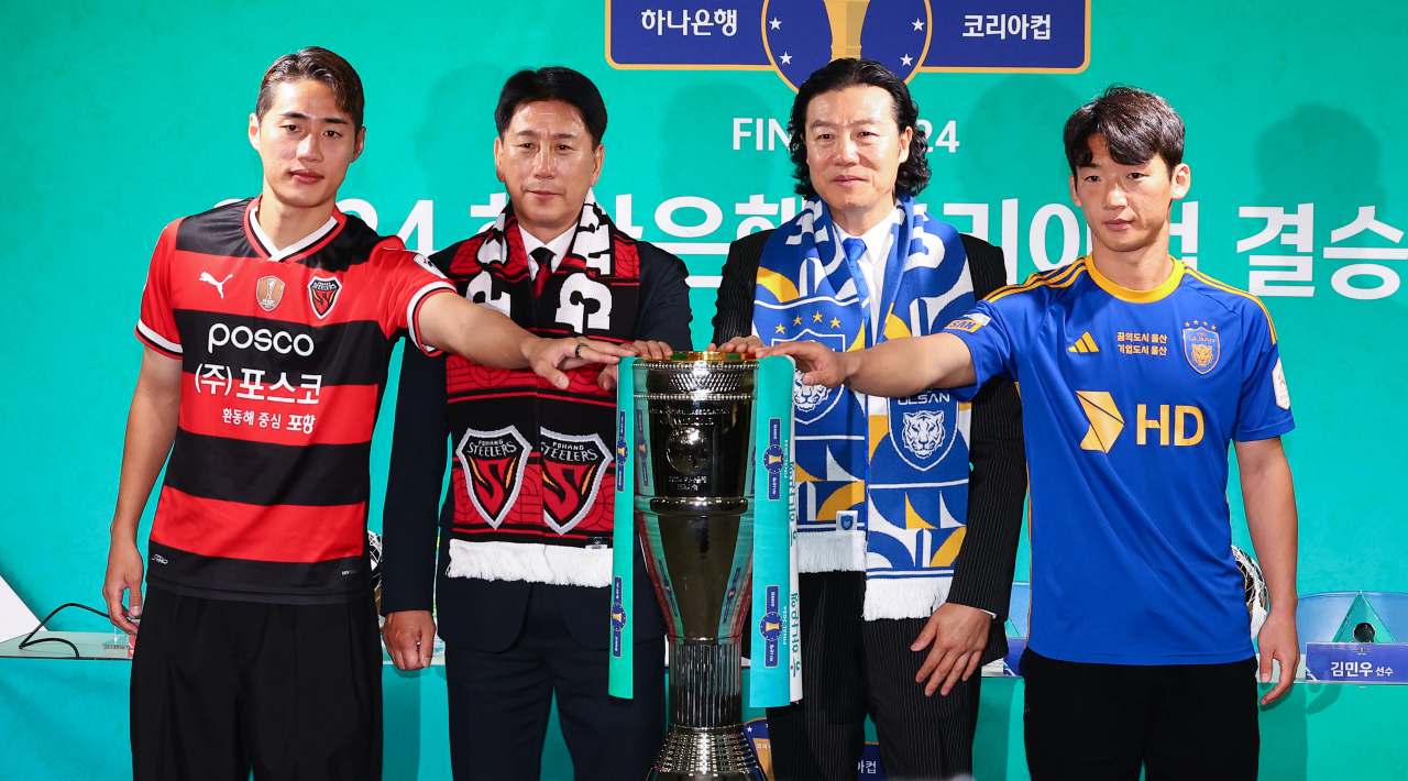 Representatives from the two contestants in the final of the Korea Cup football tournament pose with the champion's trophy during their prematch press conference at the Korea Football Association House in Seoul on Thursday. From left: Pohang Steelers midfielder Han Chan-hee, head coach Park Tae-ha, Ulsan HD FC head coach Kim Pan-gon, and midfielder Kim Min-woo. (Yonhap)