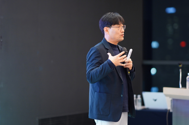 Koo Bum-joon, CEO of Sebasi, an online lecture platform, the name for which is short for "15 minutes: time to change the world" in Korean, gives his lecture at the Global Biz Forum hosted by The Korea Herald at the Ambassador Seoul -- a Pullman Hotel on Wednesday. (The Korea Herald)