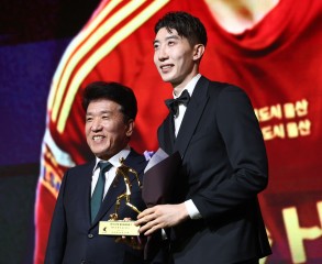 Ulsan goalkeeper Jo Hyeon-woo voted 2024 K League 1 MVP