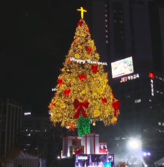 Does cross atop Christmas tree at Seoul Plaza reflect religious bias?