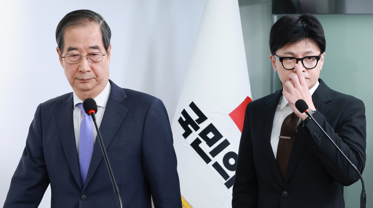 South Korean Prime Minister Han Duck-soo (left) and the conservative People Power Party leader Han Dong-hoon seen during a joint press conference held in Seoul on Dec. 8. (Yonhap)