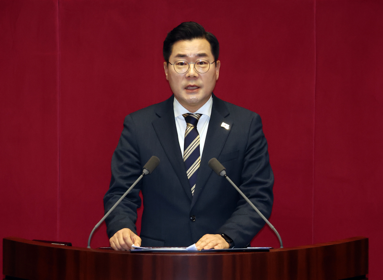 Park Chan-dae, floor leader of the Democratic Party of Korea, delivers an explanation of the presidential impeachment motion during a plenary session at the National Assembly, Saturday. (Yonhap)
