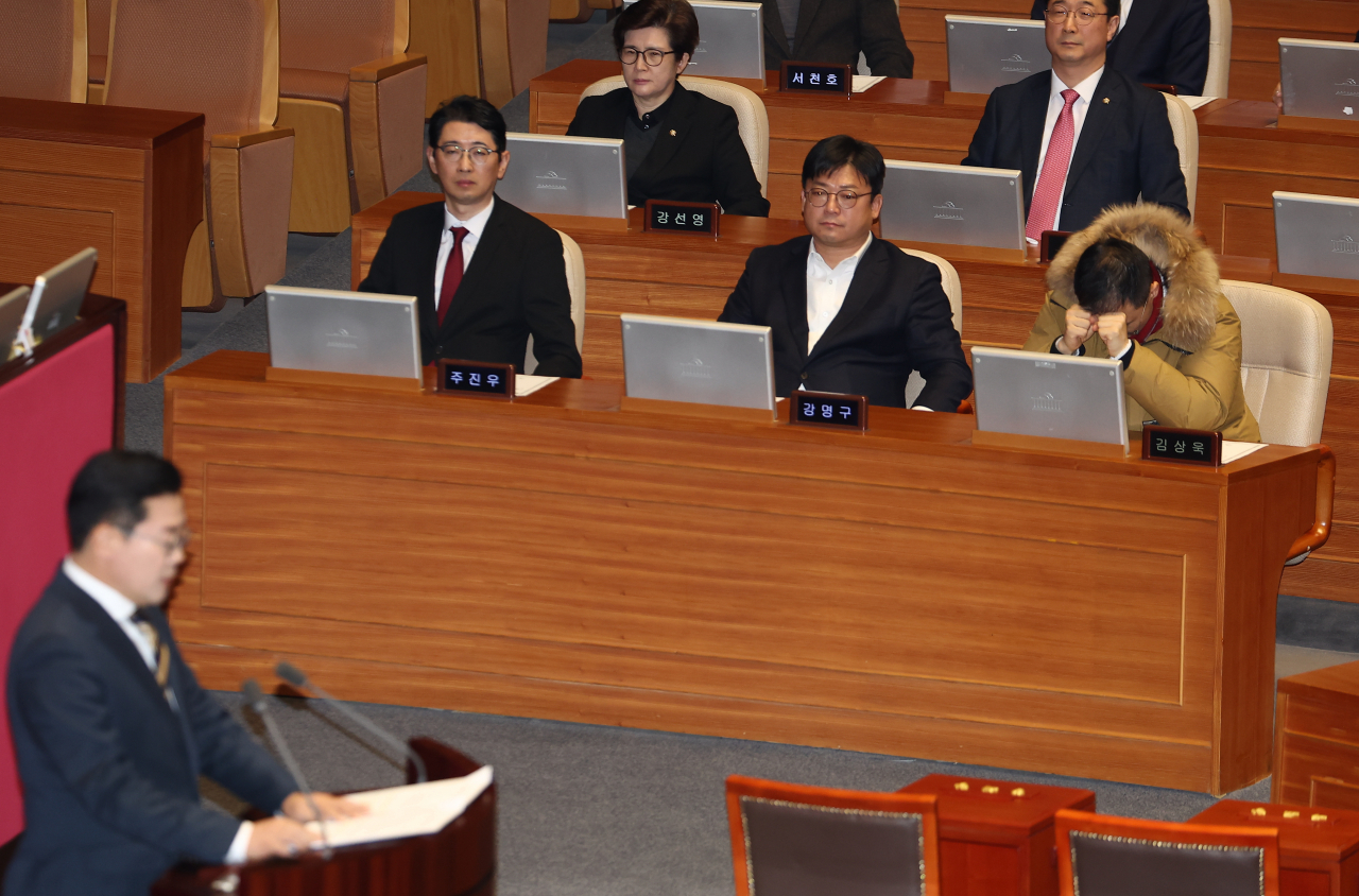 Lawmakers with the ruling People Power Party listen to Democratic Party of Korea Floor Leader Park Chan-dae's explanation of the presidential impeachment motion during a plenary session at the National Assembly, Saturday. (Yonhap)