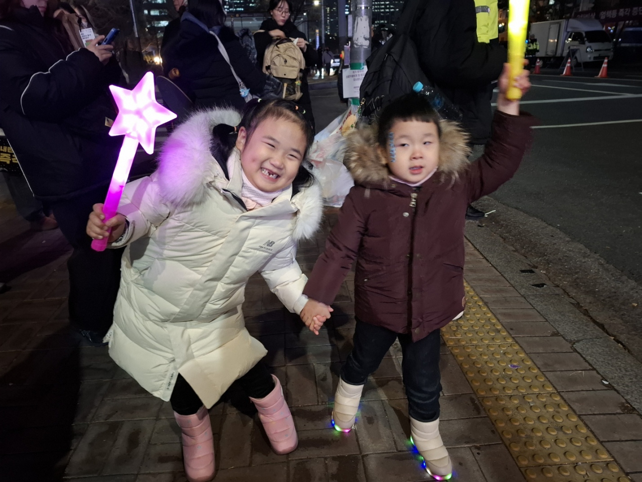 A seven-year-old girl and a four-year-old boy attend a rally on Dec. 11 with their parents in Yeouido, Seoul. (Shin Ji-hye/The Korea Herald)