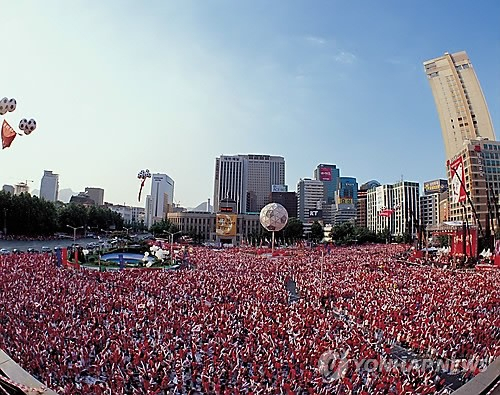 A scene of street cheering during the 2002 World Cup (Yonhap).