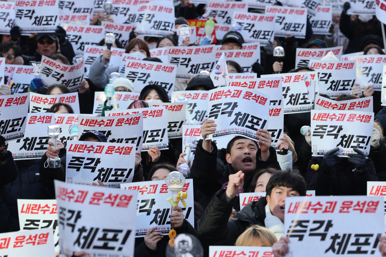 Citizens demand arrrest of President Yoon Suk Yeol in a street rally in central Seoul on Sunday. (Yonhap)