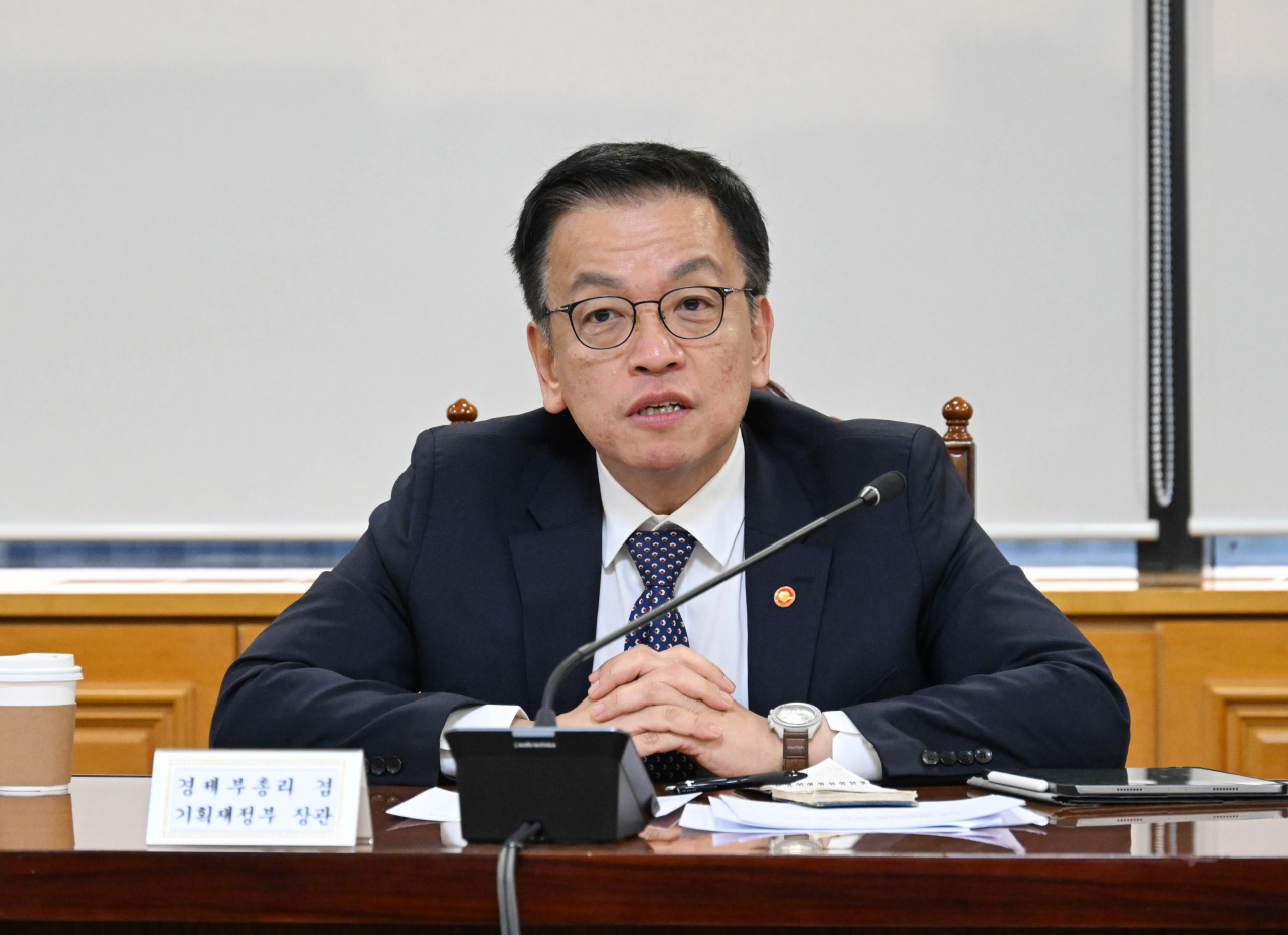 Finance Minister Choi Sang-mok speaks during an emergency meeting with Bank of Korea Gov. Rhee Chang-yong and other top financial officials in Seoul on Monday. (Yonhap)