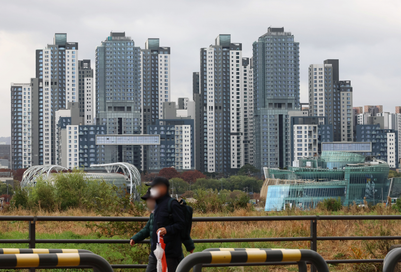 This photo taken on Nov. 26 shows an apartment complex in Banpo-gu, Seoul. (Yonhap)