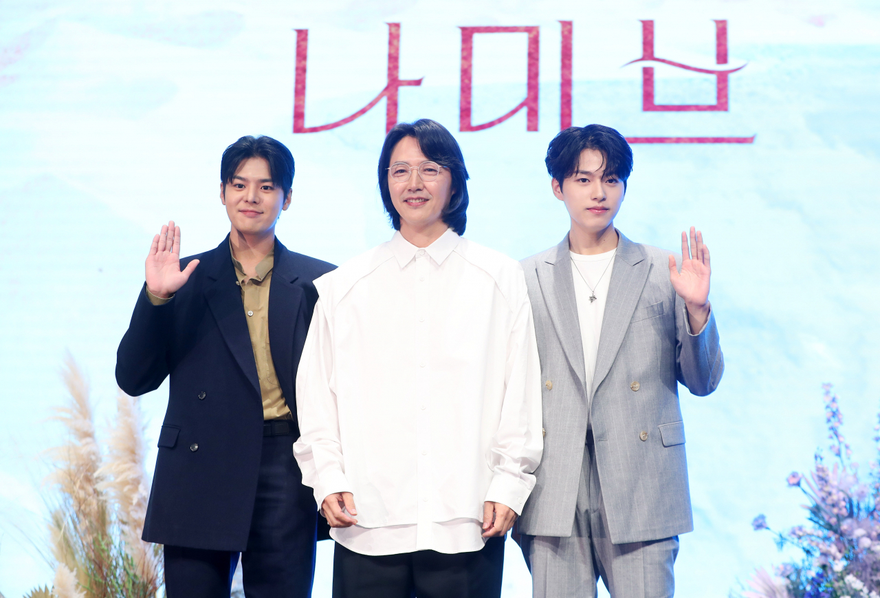 From left: Actors Ryeoun, Yoon Sang-hyun and Lee Jin-woo pose for a photo during a press conference held in Sindorim, Seoul, Monday. (Newsis)