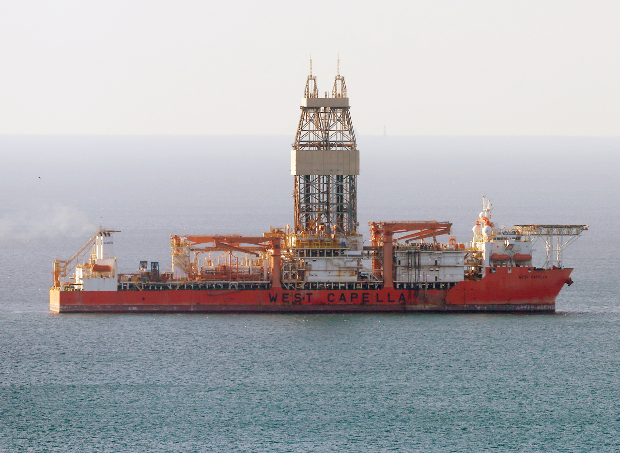 This file photo taken Dec. 9, shows the West Capella, operated by Norway-based Seadrill Ltd., arriving at an offshore anchorage near the southeastern port city of Busan. (Yonhap)
