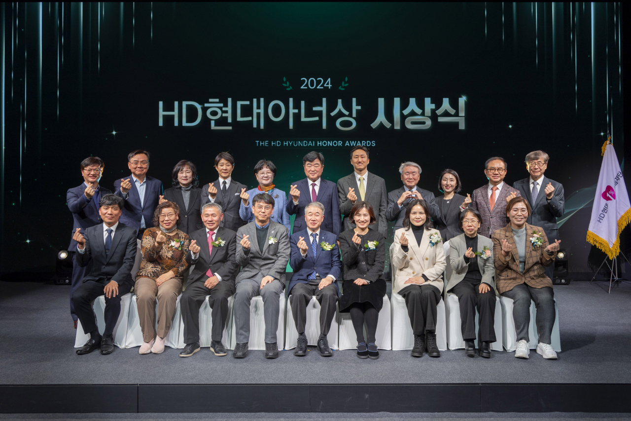 HD Hyundai Chairman Kwon Oh-gap (sixth from left, second row), Executive Vice Chairman Chung Ki-sun (on Kwon's left) and recipients of this year's HD Hyundai Honor Awards pose during the awarding ceremony at the company's research center in Seongnam, Gyeonggi Province, Tuesday. (HD Hyundai)