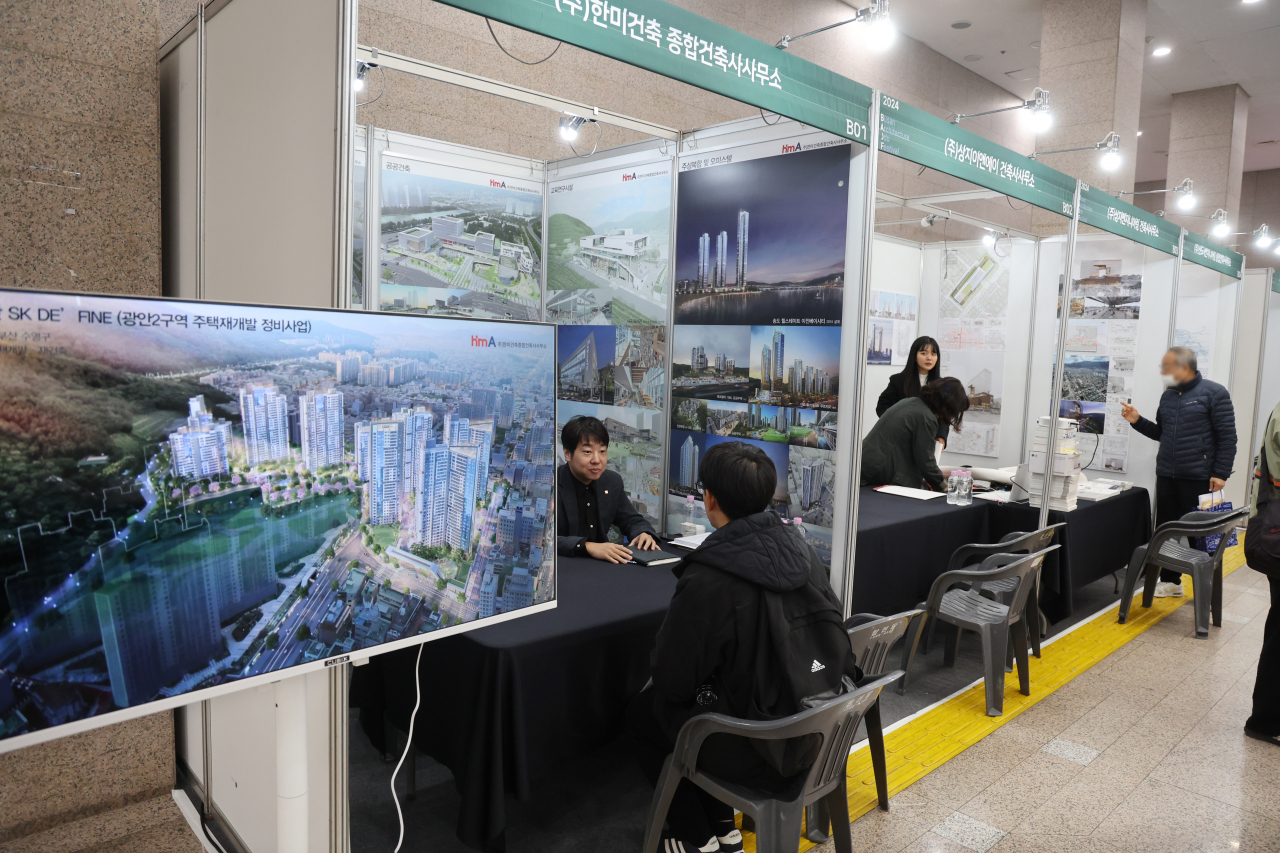 A job fair for those seeking work as architects is held in Busan on Nov.22. (Yonhap)