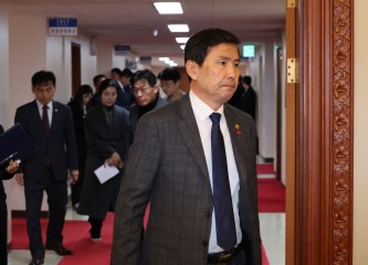 Acting defense minister, US defense chief reaffirm alliance regardless of politics in phone talks