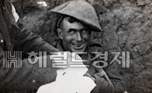 <제1차 세계대전 중 ‘셸 쇼크’(전투 스트레스 반응)를 겪는 것으로 추정되는 병사 모습. [Castle, W.I. 캐나다 공식 촬영단]>