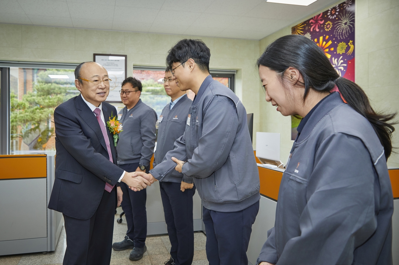 김승연(왼쪽) 한화그룹 회장이 지난 14일 한화 보은사업장 직원들을 격려하고 있다. [한화 제공]
